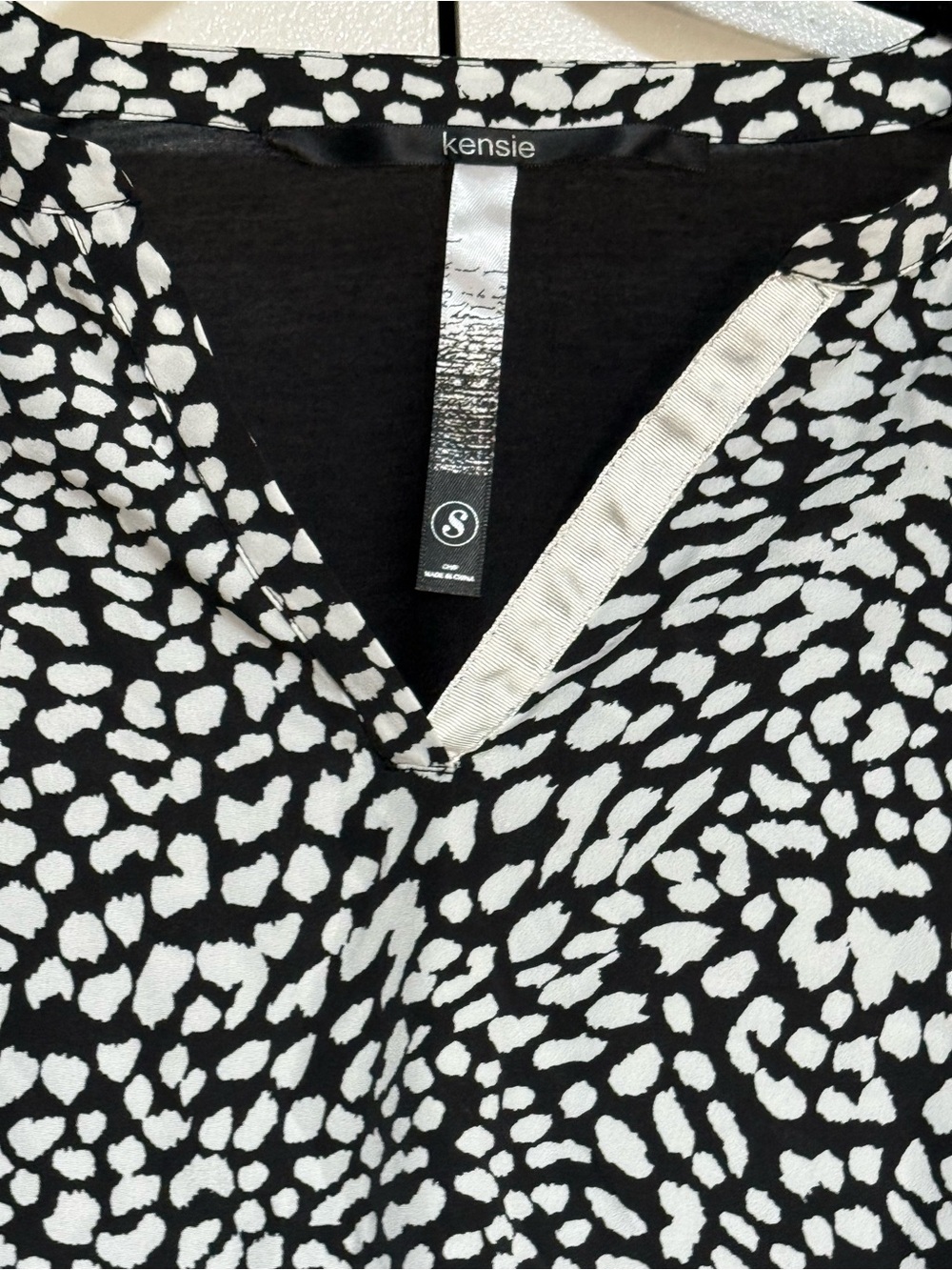 Kensie Animal Print Blouse Black White Relaxed V Neck Roll Tab 3/4 Sleeve Small - Picture 8 of 15